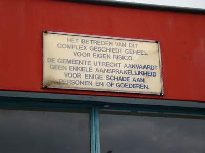 836579 Afbeelding van het waarschuwingsbord van de gemeente Utrecht op een van de gevels van de veemarkthallen ...
